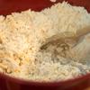 Bật lò ở 180 độ C. Cho bột mì, phô mai cheddar cùng với đường vào tô, trộn đều với nhau.