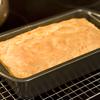 Đổ hỗn hợp vào khuôn loaf rồi cho vào lò nướng. Sau 45-50 phút, lúc này bạn lấy bánh ra kiểm tra bằng cách dùng tăm xiên vào giữa bánh, nếu tăm khô sạch, không dính bột ướt là bánh đã chín. Nếu chưa chín, có thể nướng thêm 5-10 phút tùy điều chỉnh.