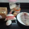 Chuẩn bị tất cả các nguyên liệu. Bánh mì cho ra đĩa, phi lê cá rửa sạch, cắt miếng nhỏ. Hành tây bóc vỏ, cắt miếng nhỏ.