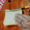 Bánh mì sandwich cắt bỏ phần viền màu vàng bên ngoài. Sau đó, dùng chày cán mỏng.