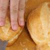 Cà chua rửa sạch, cắt thành từng khoanh tròn. Bánh mì cắt làm đôi theo chiều dài ổ bánh mì.