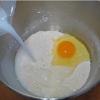 Trộn đều hỗn hợp bột mì, men khô, bột sữa, đường và muối. Sau đó chúng mình cho thêm trứng và nước vào.