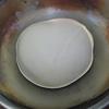 Tiếp theo các bạn cho bơ vào trộn cùng. Nặn tròn bột đặt trong 1 cái bát rùi các ấy mang ủ nơi ấm áp (35 độC) trong 1 giờ để lên men.