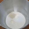 Trộn đều hỗn hợp bột mì, men khô, bột sữa, đường và muối. Sau đó chúng mình cho thêm trứng và nước vào.