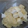 Tiếp theo các bạn cho bơ vào trộn cùng. Nặn tròn bột đặt trong 1 cái bát rùi các ấy mang ủ nơi ấm áp (35 độC) trong 1 giờ để lên men.