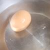 Cho giấm, 1/2 muỗng cà phê muối vào nồi nước cùng trứng gà, luộc chín.