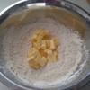 Đầu tiên, cho bột mì, muối, bột nở, đường trắng, bơ cắt nhỏ vào 1 cái tô, dùng tay trộn đều.