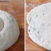Cuộn 1 mép bánh lại thật chặt tay, uốn tròn lại, cán bánh đều ra. Rắc mè trắng lên khắp mặt bánh, để nghỉ thêm 20 phút nữa.