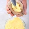 Rồi cho kem custard vào làm nhân bánh. Sau đó cán mỏng một miếng bột khác rồi dùng khuôn cắt thành các hình trái tim nhỏ.