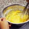 Làm kem custard: Trong một tô, đánh trứng, 40g đường, 27g bột bắp cho đến khi các nguyên liệu hòa quyện, đường tan hết.