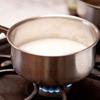 Cùng lúc đó, đun 200 ml sữa tươi ở lửa trung bình cho đến khi bắt đầu sôi thì nhấc ra. Từ từ đổ sữa vào hỗn hợp trứng ở trên, quấy đều. Đổ ngược hỗn hợp lại vào nồi, quấy đều tay cho đến khi hỗn hợp sánh đặc và chín là được.