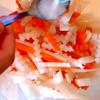 Cà rốt và củ cải trắng gọt vỏ, rửa sạch, cắt sợi nhỏ, ướp với 1 muỗng cà phê muối trong 30 phút.