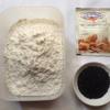Cho bột mì, men, sữa tươi, đường & nữa phần trứng (lấy 1 quả trứng đánh tan) cho vào máy để nhồi (nếu ko có máy thì nhồi bằng tay).