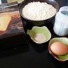 Chuẩn bị nguyên liệu. Cho bột bắp, men nở, 1 quả trứng gà, sữa tươi vào 1 cái tô, trộn đều thành một hỗn hợp mềm, mịn. Để hỗn hợp khoảng 1 giờ cho bột nở gấp đôi.