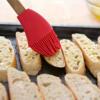 Dùng da cắt bánh mì thành từng miếng có kích thước bằng nhau, quết dầu olive lên 2 mặt của bánh mì, cho vào lò nướng ở nhiệt độ 230 độ C trong 5-6 phút hoặc cho đến khi 2 mặt bánh mì vàng đều.