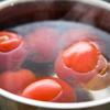 Cà chua rửa sạch, sau đó bạn dùng dao rạch hình chữ X dưới chân cà chua. Đun sôi 1 nồi nước, cho cà chua vào chần sơ khoảng 30 giây, sau đó vớt ra lột vỏ. Chẻ đôi sau đó loại bỏ hột cà chua.