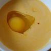 Lấy 1 cái tô, cho 1 quả trứng, 100ml sữa tươi và bí đỏ vừa xay xong vào, khuấy đều.