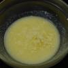 Đun chảy 100g bơ với 3 muỗng cà phê tỏi băm.