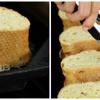 Mở trước lò ở 180 độ C. Thoa một lớp bơ lên hai khay nướng bánh, đặt khay lên bếp (hoặc có thể dùng chảo) và xếp bánh mì lên áo chảo đến khi thấy cả hai mặt đều có màu vàng đẹp mắt thì tắt bếp.