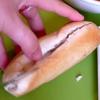 Bánh mì cắt đôi 1 bên rồi phết đều pa tê vào bên trong.