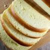 Bánh mì sandwich mua đem cắt thành 4 lát mỏng, sao cho mỗi lát có độ dày 2cm. Sau đó, phết đều bơ đậu phộng lên 1 mặt của mỗi lát bánh rồi kẹp 2 lát lại thành 1 nhé!