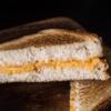 Bánh sandwich từ lâu đã trở thành món điểm tâm sáng quen thuộc của nhiều gia đình. Bữa sáng chỉ cần miếng bánh mì phô mai như thế này với chấm với súp cà chua là đủ ấm bụng rồi!