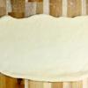 Dùng cây cán bột cán mỏng từng khối bột, cắt nhân bánh mì phô mai đã làm lạnh rồi cho vào chính giữa, gói nhân như gói chả giò. Nhớ ép chặt mép bột để nhân không bị trào ra khi nướng.