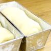 Chống dính khuôn nướng bằng cách phết một lớp bơ mỏng trong lòng khuôn rồi phủ đều một lớp bột khô. Đặt bột vào khuôn, phủ khăn ẩm và ủ tiếp tục 30 phút để bột nở. Sau đó đem đi nướng bánh mì phô mai tan chảy trong lò ở 180 độ trong 20 phút.