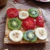 Phết 1 lớp bơ đậu phộng lê 1 mặt của miếng bánh mì sandwich, sau đó xếp lên các loại trái cây tùy thích.
