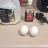 Đập trứng cho ra đĩa sâu lòng, thêm sữa béo, tinh chất vani vào, đánh tan đều. Sau đó, nhúng lần lượt những lát bánh mì sandwich vào trứng, để yên khoảng 1 phút cho ngấm đều.