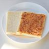 Chuối bóc vỏ, cắt thành từng khoanh mỏng khoảng 0.5cm. Bánh mì sandwich cắt bỏ phần viền ngoài, quết 1 lớp bơ đậu phộng lên trên.