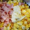 Cho bắp hột luộc chín, thịt nguội, trứng gà, phô mai, 2 muỗng canh sốt mayonnaise vào tô, trộn đều.