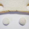 Cắt 2 miếng nhỏ hình tròn của bánh mì sandwich tạo thành tai gấu. Rạch nhẹ 2 đường phía trên nắm bánh mì để gắn tai vào.