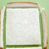 Bánh mì sandwich cắt bỏ rìa bánh rồi cắt chéo làm đôi. Rau cải mầm rửa sạch.