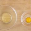 Lò nướng làm nóng ở 130 độ C. Trứng tách riêng lòng đỏ và lòng trắng. Cho nước cốt chanh vào lòng trắng trứng, dùng máy đánh cho đến khi trứng bông nhẹ, có màu trắng xốp.