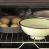 Ủ bột lần 2 bằng cách cho khuôn bột vào lò nướng, bật lò ở nhiệt độ 50 độ C trong khoảng 3 – 5 phút để bột nở gấp 2 – 2,5 lần. Lưu ý: Bạn nên đặt thêm 1 bát nước ấm vào trong lò để tránh cho mặt bánh bị khô.