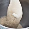 Tiếp theo, cho 300gr bột mì, 1 muỗng cà phê muối, 2 muỗng canh sữa tươi vào cùng, trộn đều thành một khối bột dẻo, mịn.