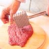 Thịt bò rửa sạch để ráo, dùng cán dao đập cho thịt bò mềm, tiếp theo xay nhuyễn thịt bò. 