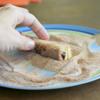 Trộn đường với bột quế rồi lăn cuộn bánh mì lên (giống như bước lăn bột chiên xù). Làm nóng chảo, cho 1-3 thìa bơ vào, khi bơ tan chảy hãy cho bánh mì vào chiên cho tới khi vỏ bánh có màu nâu vàng (mất khoảng 2 phút cho mỗi bên). Cho thêm bơ vào chảo nếu cần thiết để tránh bị cháy bánh.