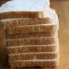 Cắt viền của bánh mì đi, chỉ giữ lại phần ruột trắng mềm. Dùng vật nặng cán dẹt bánh mì.