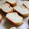 Thái bánh mì thành từng lát tù 2-2.5 cm. Xếp bánh mì vào khay nướng có lót giấy nến.