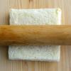 Cắt bỏ phần viền của bánh mì rồi cán nhẹ cho bánh mỏng ra.