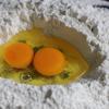 Đổ bột mì ra khay hoặc bàn, trộn đều bột với muối, đường rồi vun bột thành hình miệng giếng. Cho hỗn hộp men - sữa tươi và trứng gà vào giữa. 