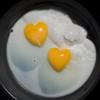 Làm nóng chảo dầu ăn rồi đập 2 trứng gà vào chiên ốp la. Khi trứng chín khoảng 7 phần thì rắc tiêu vào, tắc bếp.
