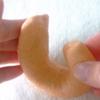Chia bột thành từng phần bằng nhau (cỡ 35gr một miếng), lăn dài rồi nối hai đầu lại để tạo hình cho bánh giống với donut.