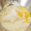 Cho các nguyên liệu (trừ bơ, xúc xích) vào tô lớn trộn đều nè. Rồi cho thêm 35gr bơ vào nhào tiếp cho bột thật nhuyễn nha!