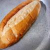 Bánh mì đặt vào chảo nóng, cho giòn bề mặt. Rạch một đường dọc ổ bánh mì, rưới sốt worcester và cho mì xào vào bên trong bánh.