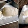 Rắc một lớp bột bắp lên mặt bàn hoặc khay rộng, đổ bột ra. Thoa một lớp bột bắp bên ngoài bột nếp cho khỏi dính rồi chia nhỏ khối bột thành 10 phần. 