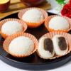 Bánh mochi nhân đậu đỏ là một trong những món bánh đặc trưng của văn hóa ẩm thực Nhật Bản. Lớp vỏ bánh trắng, mềm thơm, bao bọc lấy nhân đậu đỏ ngọt bùi khiến ai ăn vào cũng đều ngất ngây.