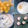 Cho kem whipping và đường vào âu, dùng máy đánh trứng đánh cho đến khi bông mịn là được. Dứa cắt thành từng miếng vuông quân cờ.
